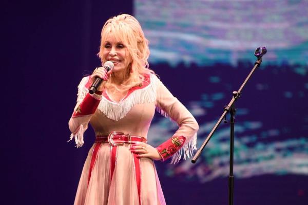 Dolly Parton arrives at the 61st annual Grammy Awards on Feb. 10, 2019