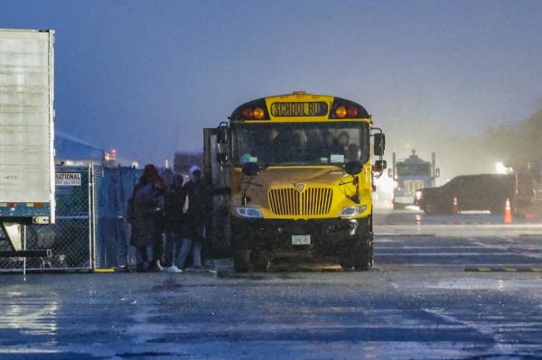 NYC School Buses evacuate migrants at the migrant camp inside Floyd Bennett Field before a storm rolls in.</p>

<p>　　