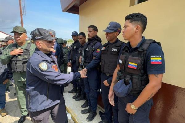 co<em></em>ngratulating police officers