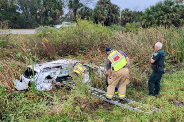 Florida police and firefighters formed a human chain to save a family's Christmas presents from a car wreck.