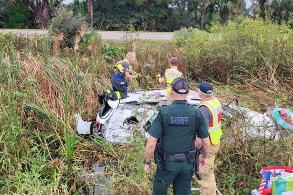 Florida police and firefighters formed a human chain to save a family's Christmas presents from a car wreck.