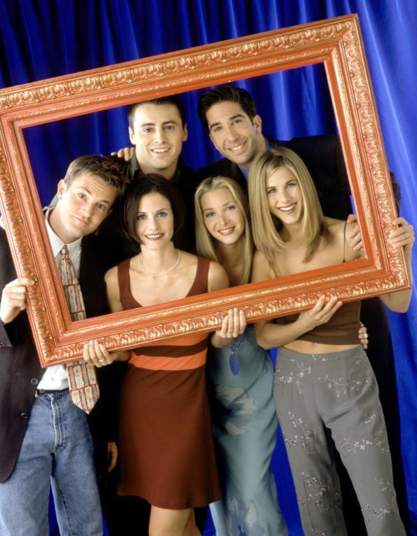 Matthew Perry, Courteney Cox Arquette, Matt LeBlanc, Lisa Kudrow, David Schwimmer, Jennifer Aniston smiling. 