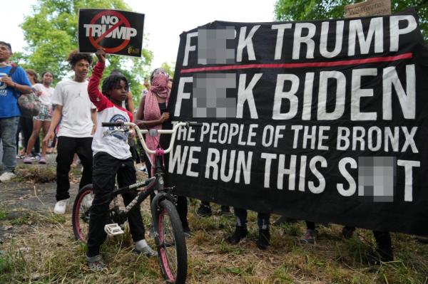 Protesters against former U.S. President and Republican presidential candidate Do<em></em>nald Trump hold a rally outside a campaign rally.