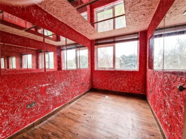 Lo<em></em>ndon flat on sale for ?230k comes with red mirrored dungeon room Rightmove/Your Move