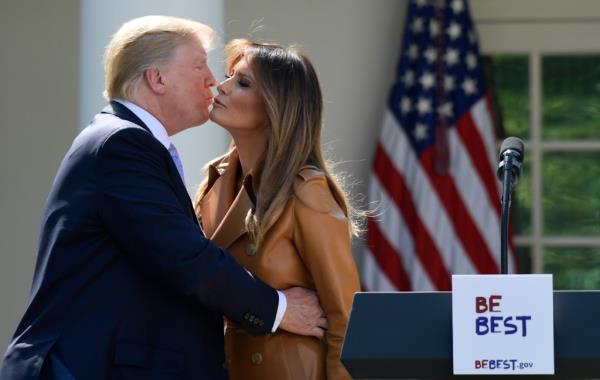 President Do<em></em>nald Trump kisses first lady Melania Trump