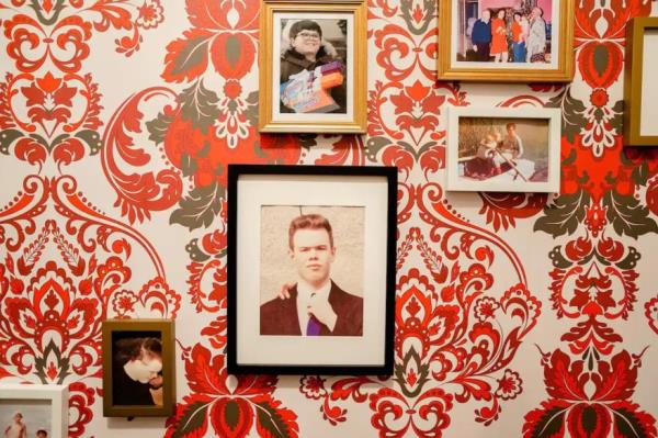 Portraits of the McCallister family hung on the walls.