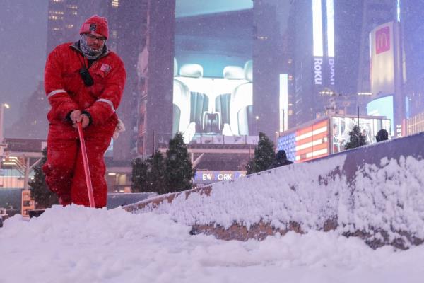 snow shoveling time square 