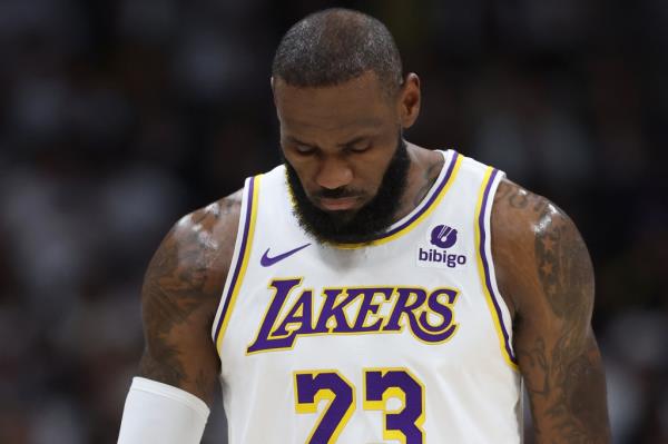 LeBron James had to carry a large load in Game 1, with little help from the Lakers' bench players.