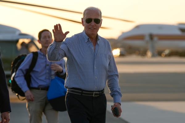 Biden waves as he walks to Air Force One at Dover Air Force ba<em></em>se in Delaware on June 20, 2024.