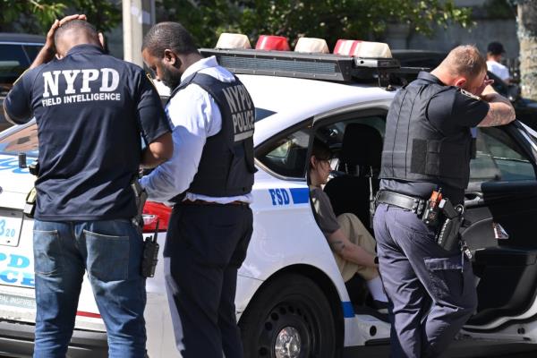 Officers respond to a  South Slope deli wher<em></em>e a man was shot during a botched robbery