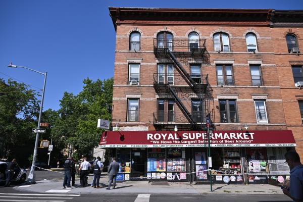 Officers respond to a South Slope deli wher<em></em>e a man was shot during a botched robbery