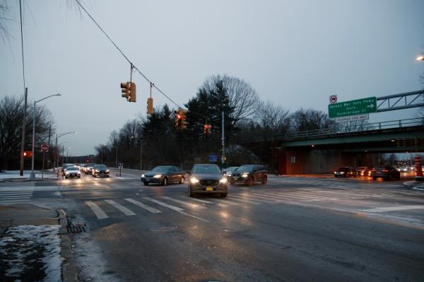 A photo of the intersection of Arthur Kill Road and Drumgoole Road.