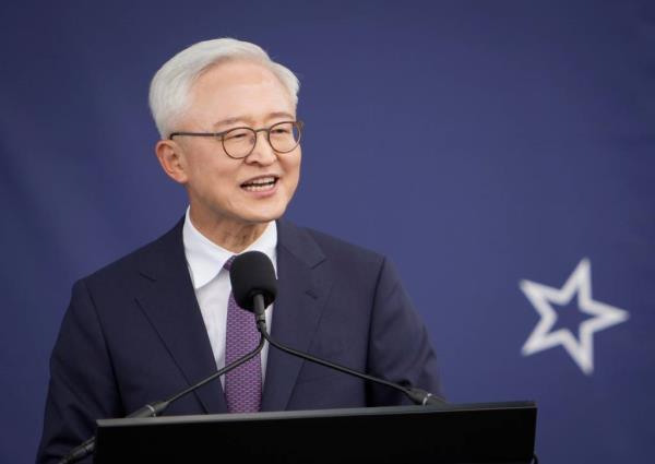 Samsung CEO of Semico<em></em>nductors Kye Hyun Kyung speaking at a podium during a grant announcement at the Samsung semico<em></em>nductor plant