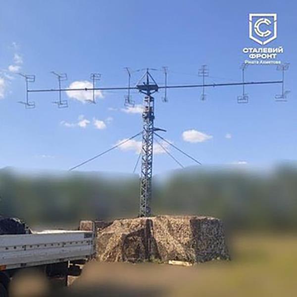 Ukraine's decoy army foils Russian strikes. Incredibly realistic Spoon Rest D (P-18) radar decoy, sporting a fully rotating array.