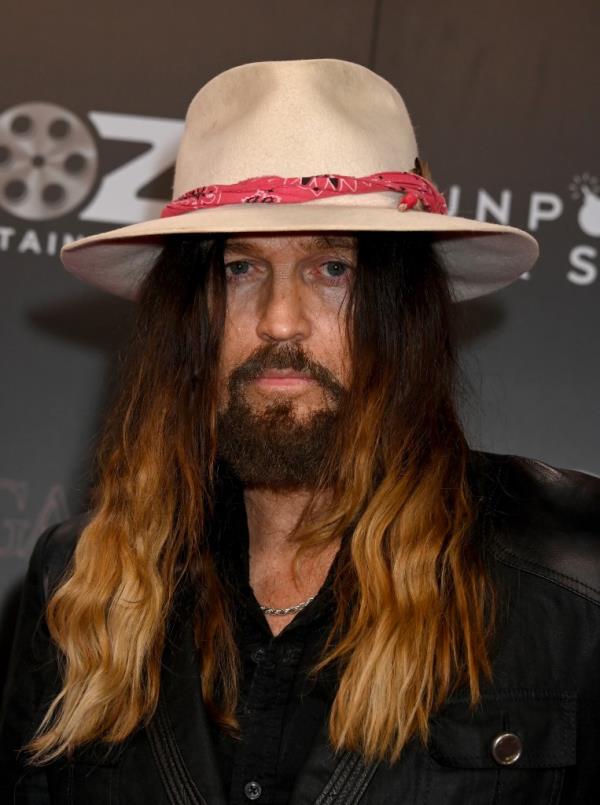 Billy Ray Cyrus has been attempting to make amends with his daughter Miley Cyrus after the 