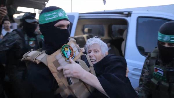 Red Cross members receive Israeli and foreigners priso<em></em>ners from Hamas military wing Al-Qassam members