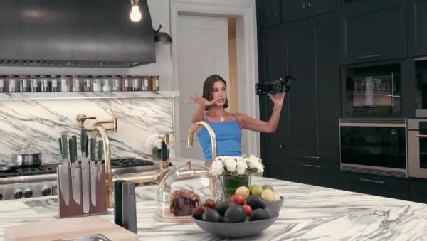 Hailey Bieber - a tour of my kitchen! Nov 8, 2023 hi everyone! i've seen some comments asking for a kitchen tour, and i'm excited to finally share that with you all! watch this video to see a peek at one of my favorite rooms in the house! Thank you to HexClad for spo<em></em>nsoring this video! Click below to shop! https://hexclad.com/hb2 https://www.youtube.com/watch?v=bwDiG5d2a2Y