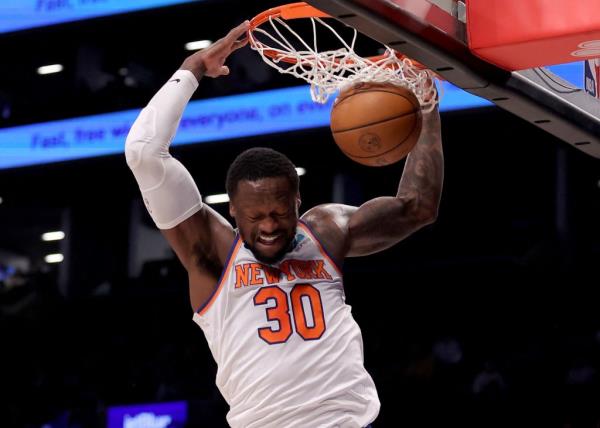 Julius Randle, who scored a game-high 26 points, slams home a dunk during the Knicks' 121-102 win over the Nets.