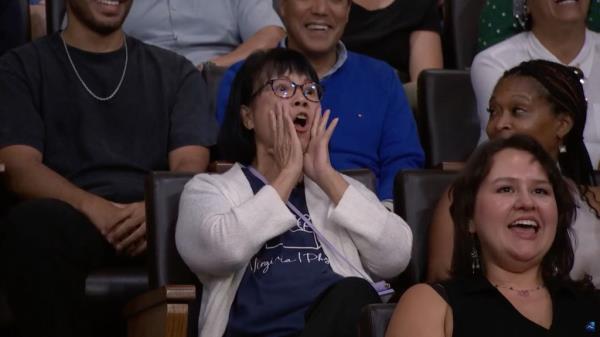 Olivia Munn's mom in the audience of 