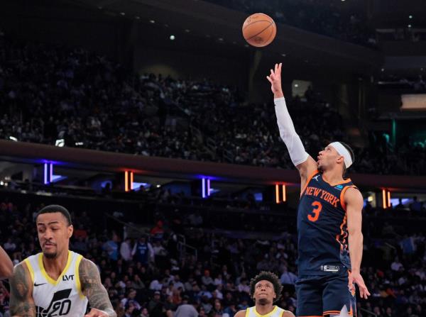 Josh Hart puts up a floater during the Knicks' win over the Jazz.