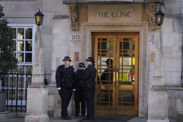 Police officers guarding the entrance of The Lo<em></em>ndon Clinic wher<em></em>e King Charles III is undergoing a medical procedure.