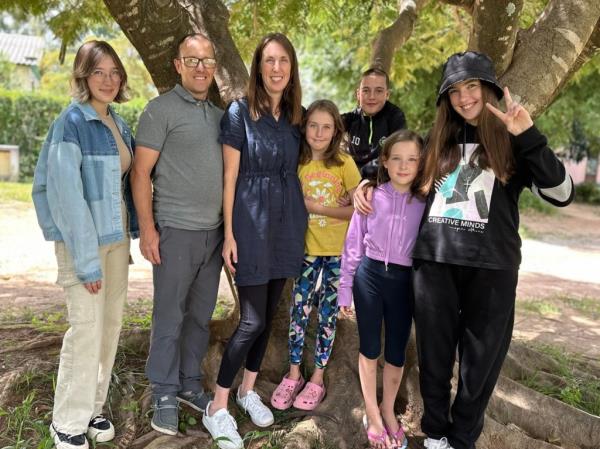 Shroyer with his wife Jackie and their children Bella, Avery, Oakley, Iva and Eden.