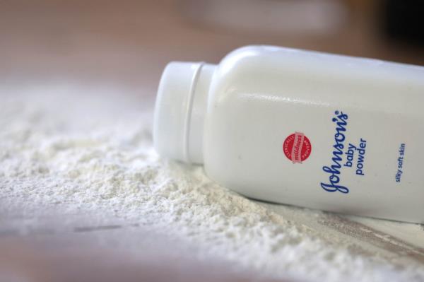 SAN ANSELMO, CALIFORNIA - APRIL 05: In this photo illustration, a co<em></em>ntainer of Johnson and Johnson baby powder is displayed on April 05, 2023 in San Anselmo, California. Johnson & Johnson announced an agreement on Tuesday to pay $8.9 billion to tens of thousands of people who say the company?￠s talcum powder products caused cancer. (Photo Illustration by Justin Sullivan/Getty Images)