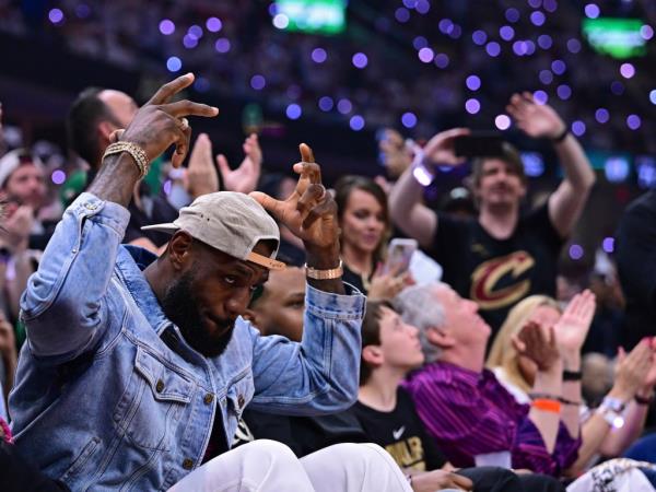 LeBron James, left, acknowledges the crowd during the first half Mo<em></em>nday night.