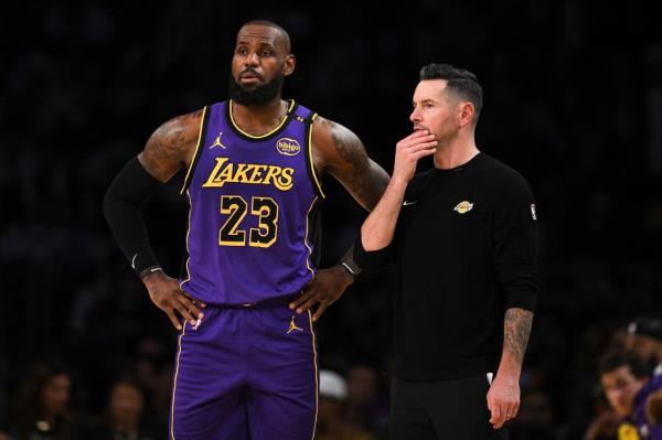 JJ Redick and LeBron James talk during a game against the Phoenix Suns. 