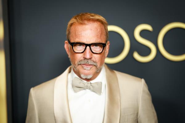 Kevin Costner poses alo<em></em>ngside his six kids in a Thanksgiving Day post.