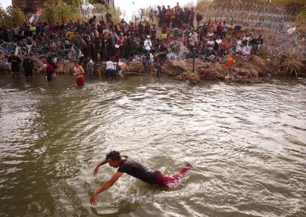 Migrants risk their lives crossing the RIo Grande to reach Texas. 