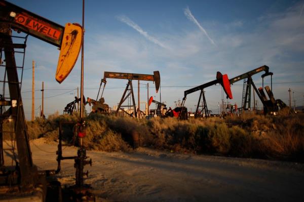 Pump jacks and wells in an oil field on the Mo<em></em>nterey Shale formation, California wher<em></em>e hydraulic fracturing, or fracking, is conducted