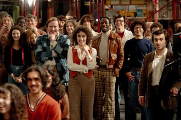 SATURDAY NIGHT, from left: Ella Hunt as Gilda Radner (suspenders), Kim Matula as Jane Curtain, Cooper Hoffman as Dick Ebersol (blue jacket), Rachel Sennott as Rosie Shuster (center), Lamorne Morris as Garrett Morris (brown jacket), Josh Brener as Alan Zweibel, Gabriel LaBelle as Lorne Michaels, 2024.