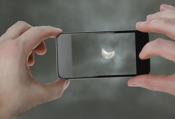 photographing a solar eclipse on the smartphone