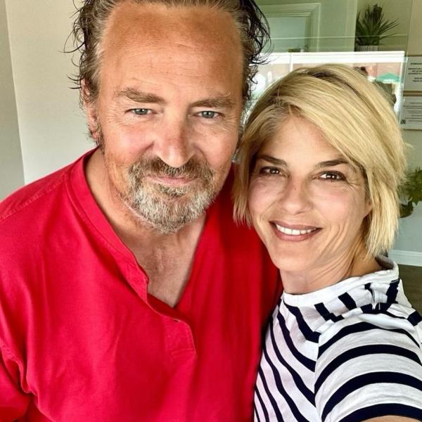 Selma Blair and Matthew Perry smile in a selfie.