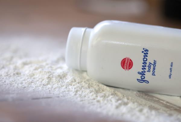 Johnson and Johnson baby powder co<em></em>ntainer on a surface, symbolizing their $8.9 billion dollar lawsuit settlement over talc products causing cancer.