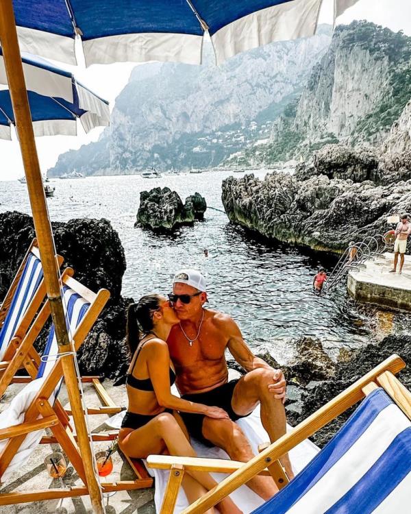 In a PDA-packed photo, Aikman and his new flame, show off their to<em></em>ned physiques in Italy.