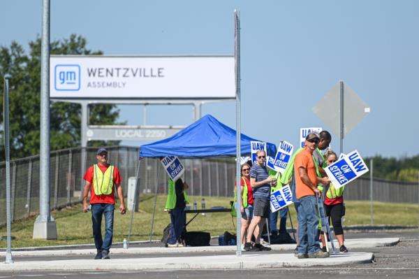 Workers on strike at a GM plant