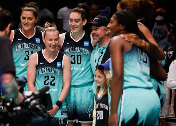 Jason Sudeikis meets the New York Liberty after win over the Chicago Sky at Barclays Center .