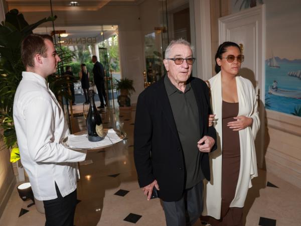 Robinson claims that De Niro made her help acclimate his girlfriend, Tiffany Chen.