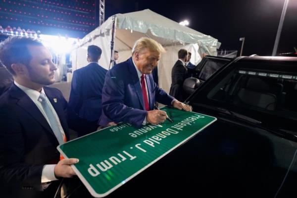 Commissio<em></em>ner Kevin Marino Cabrera signing a sign for the official designation of President Do<em></em>nald J. Trump Avenue in Miami-Dade County