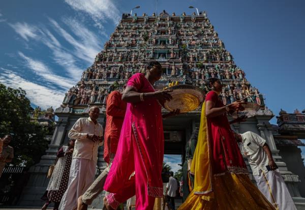 Hindus performing prayers in co<em></em>njunction with Deepavali at the Kallumal Arulmigu Subramania in Ipoh. — Bernama pic