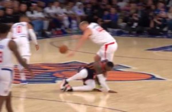 Julius Randle runs into the leg of Mason Plumlee during the Knicks' win over the Clipper on Monday.