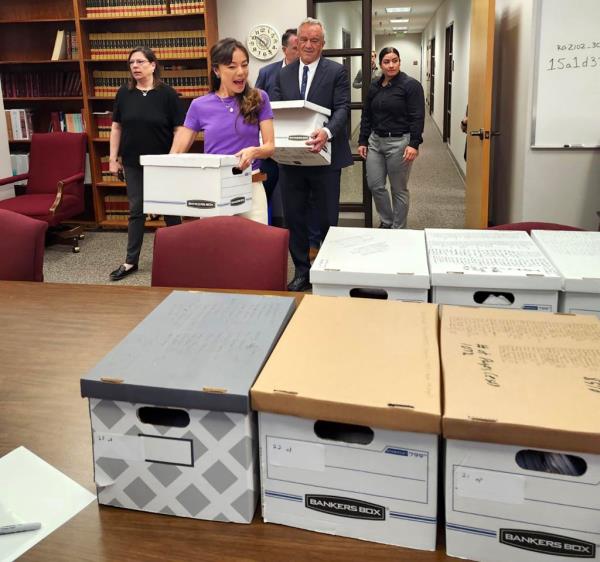 RFK Jr. enters the Texas Secretary of State's office with his VP pick Nicole Shanahan.