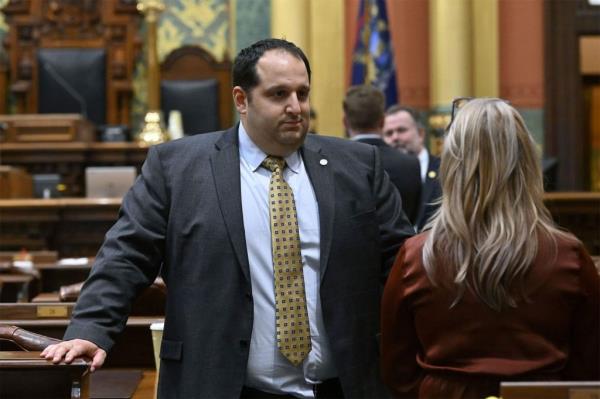 Michigan State Representative Joseph Aragona in a suit, havin<em></em>g a co<em></em>nversation with a woman