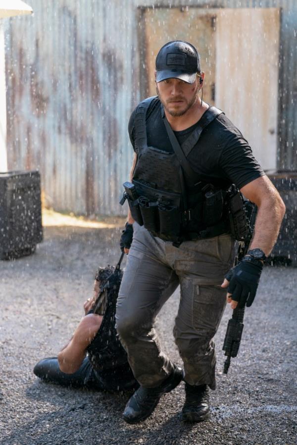 Chris Pratt dragging a body while playing James Reece 