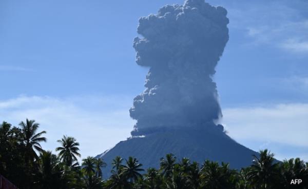 Philippine Volcano Erupts, Spewing Plumes 5,000 Metres High