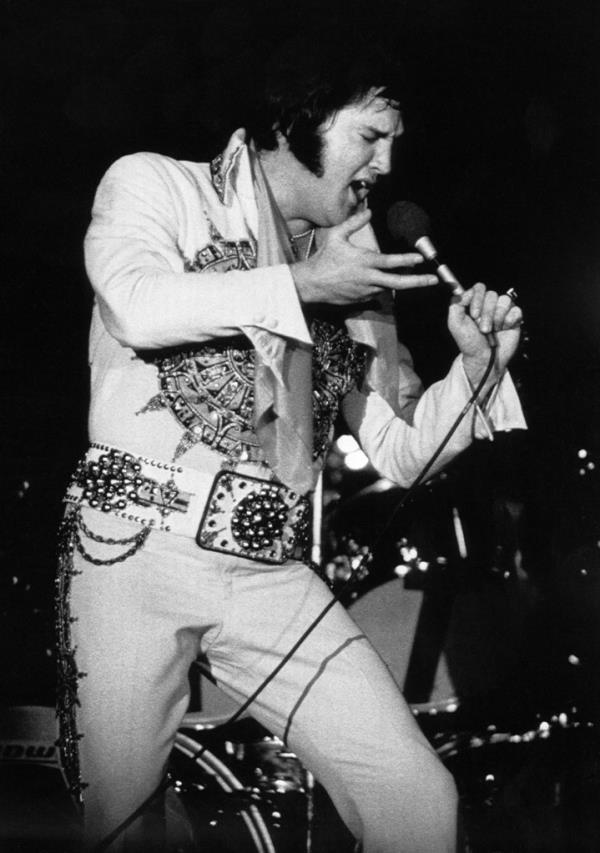 (Original Caption) 6/20/1977-Lincoln, NE- Elvis Presley, the King of Rock and Roll, belts out a song during a performance, here 6/20. Elvis died 8/16 in Memphis at the age of 42 of respitory failure.