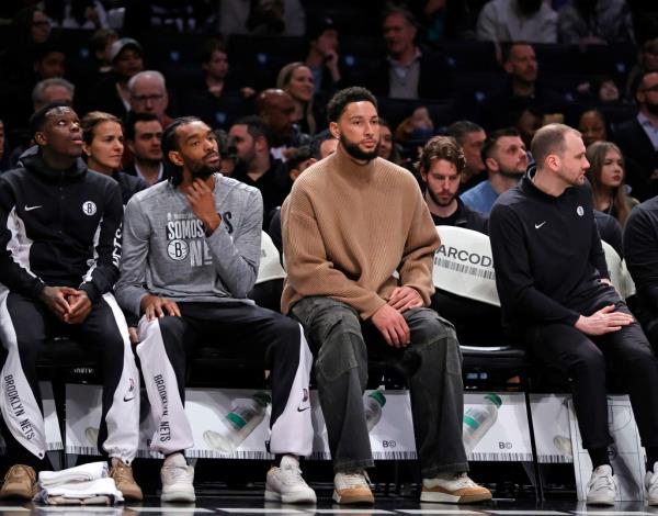 Ben Simmons #10 of the Brooklyn Nets sits on the bench in plain clothes during the first half of game against the Atlanta Hawks on March 2, 2024.</p>

<p>　　