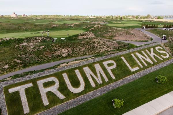 Picture of Trump l<em></em>inks sign in the grass at the golf course